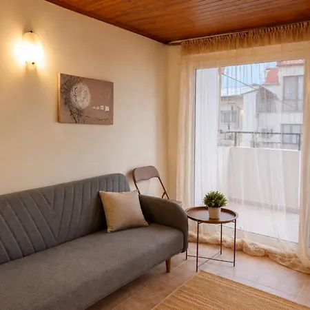 Floor With Balcony דירה *